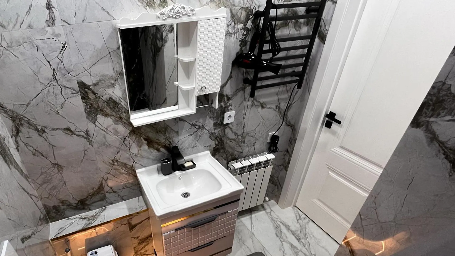 Apartment 3 Комнаты Раимбек Резиденс 19 & Питьевая Вода Подарок Almaty