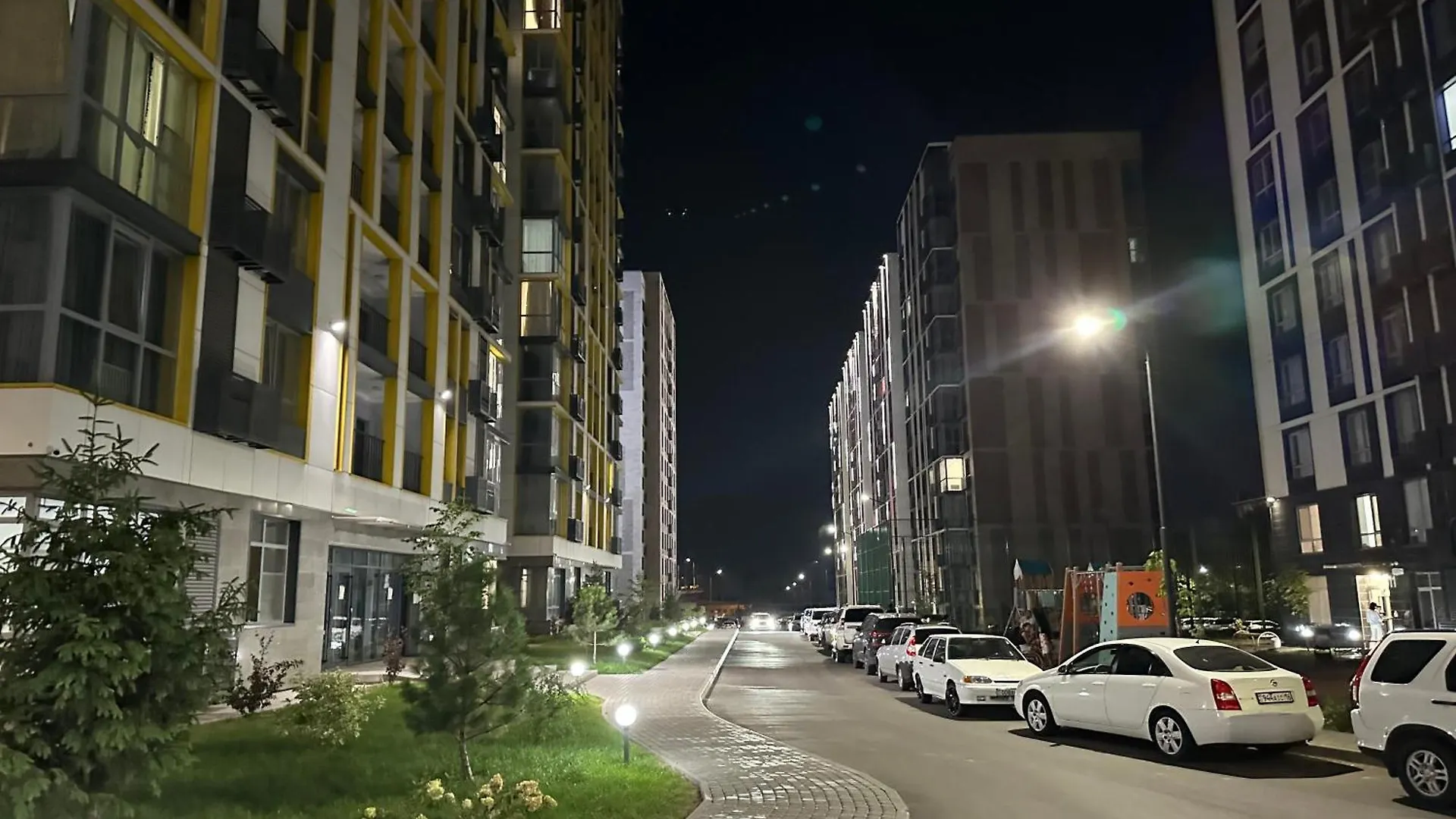 Apartment 3 Комнаты Раимбек Резиденс 19 & Питьевая Вода Подарок Almaty